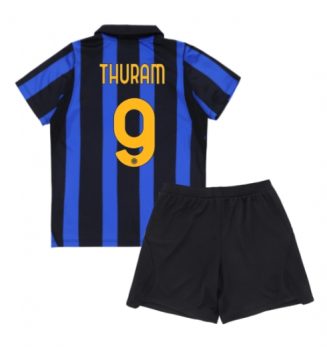 Inter Milan Marcus Thuram #9 Thuis tenue Kids 2026-27 Voetbalshirt Korte Mouw + Shorts Inter Milan Marcus Thuram #9 Thuis tenue Kids 2026-27 Voetbalshirt Korte Mouw + Shorts